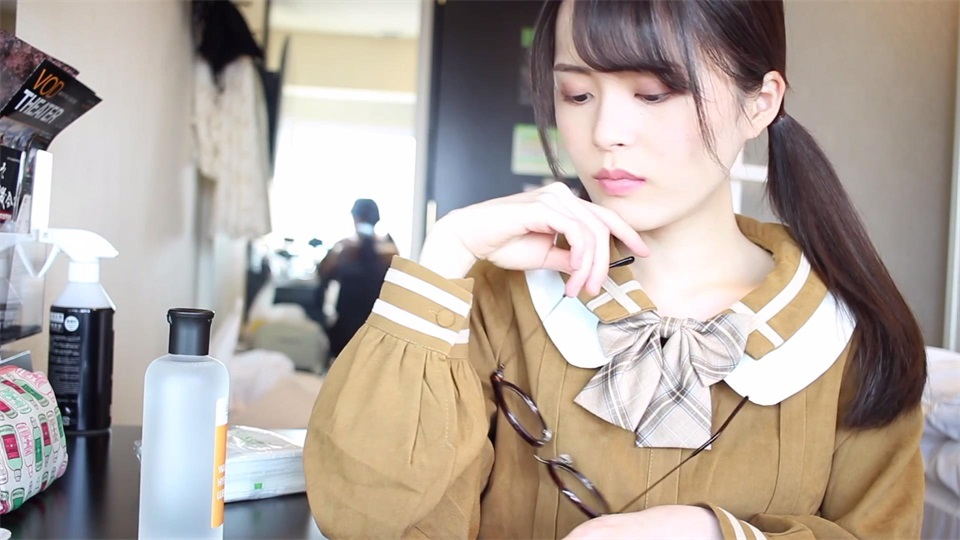 极品白嫩清秀美少女这样的装扮一看就想狠狠揉捏玩弄，精致玲珑的嫩嫩身子带着眼镜把玩.jpg